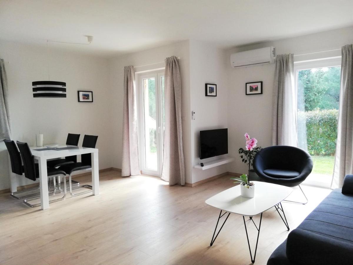 Apartment Punta Premantura E With Garden エクステリア 写真