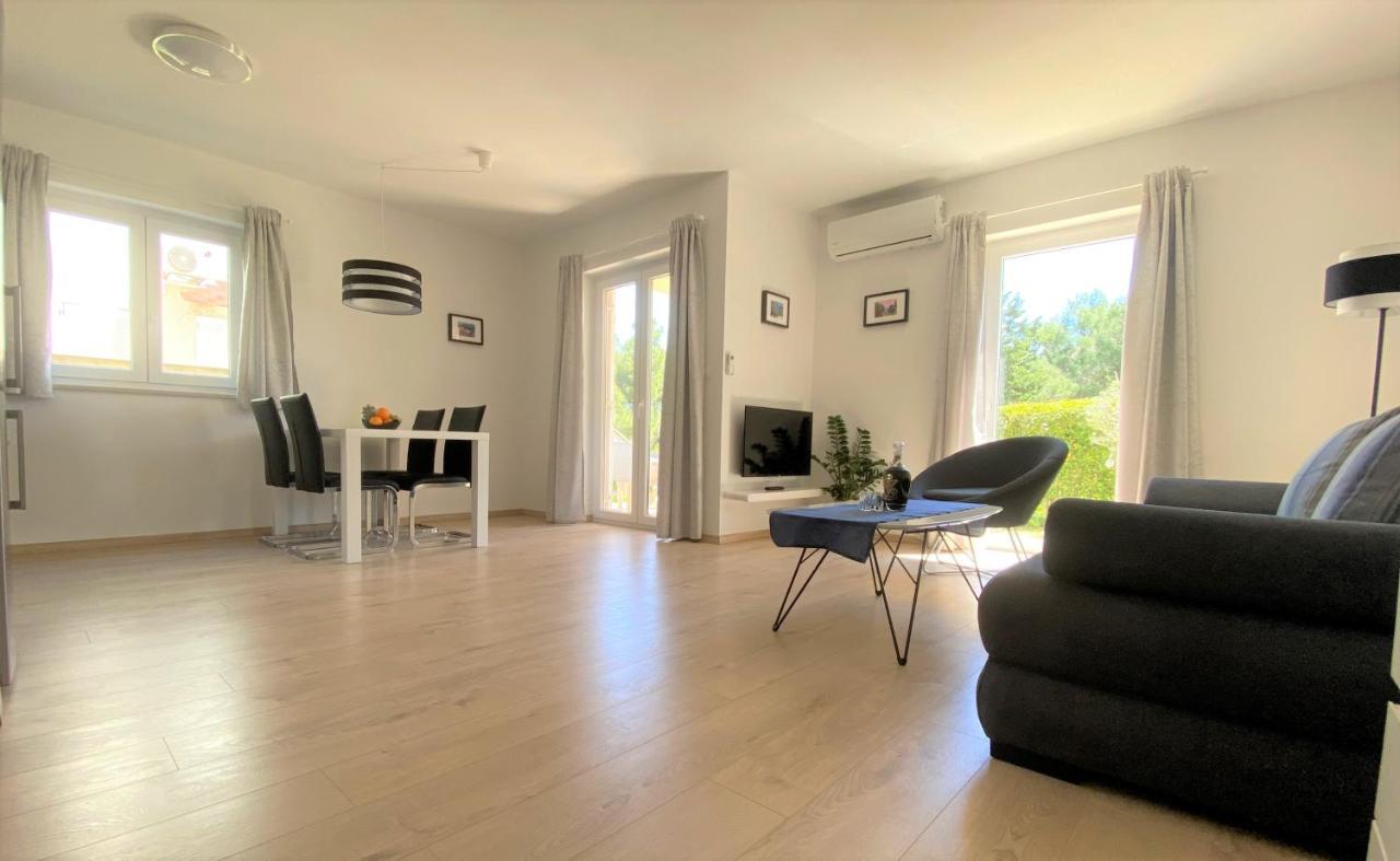 Apartment Punta Premantura E With Garden エクステリア 写真