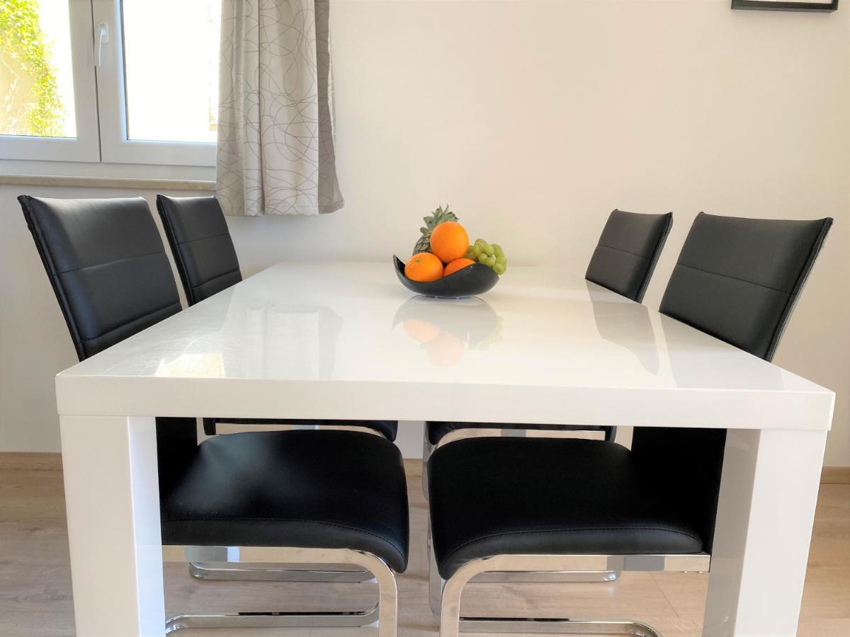 Apartment Punta Premantura E With Garden エクステリア 写真