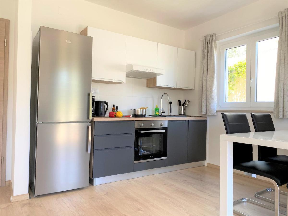 Apartment Punta Premantura E With Garden エクステリア 写真